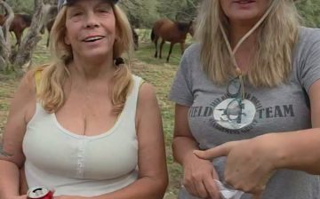L👀k who’s out with the Salt River wild horses! 🐴