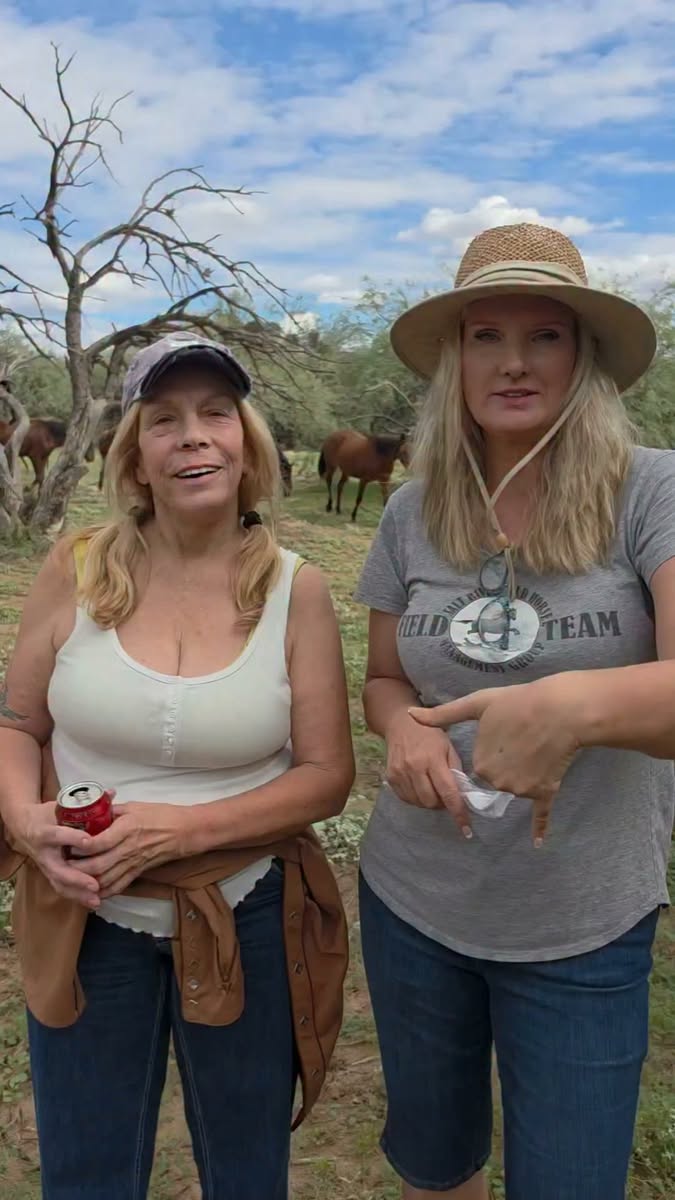 L👀k who’s out with the Salt River wild horses! 🐴
